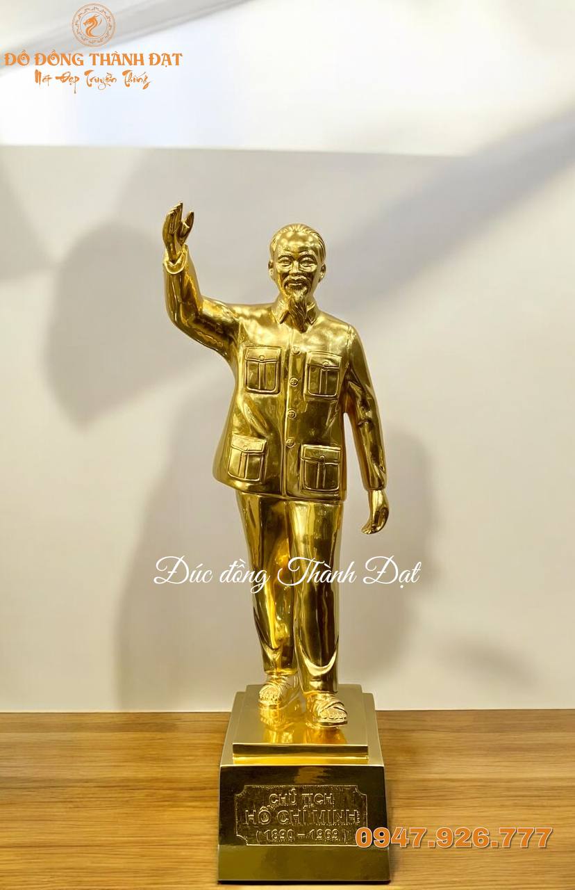 Tượng Bác Hồ đứng vẫy tay dát vàng 9999 