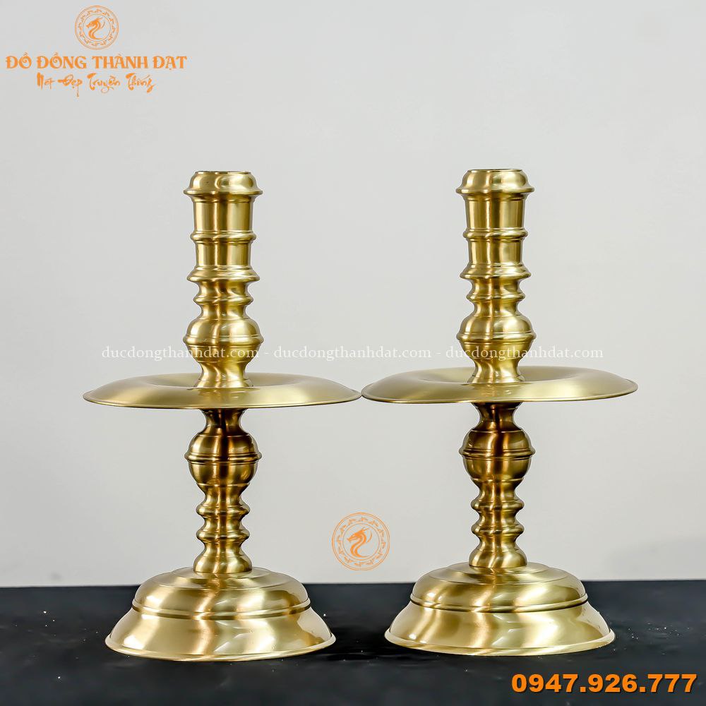 Chân nến đồng vàng