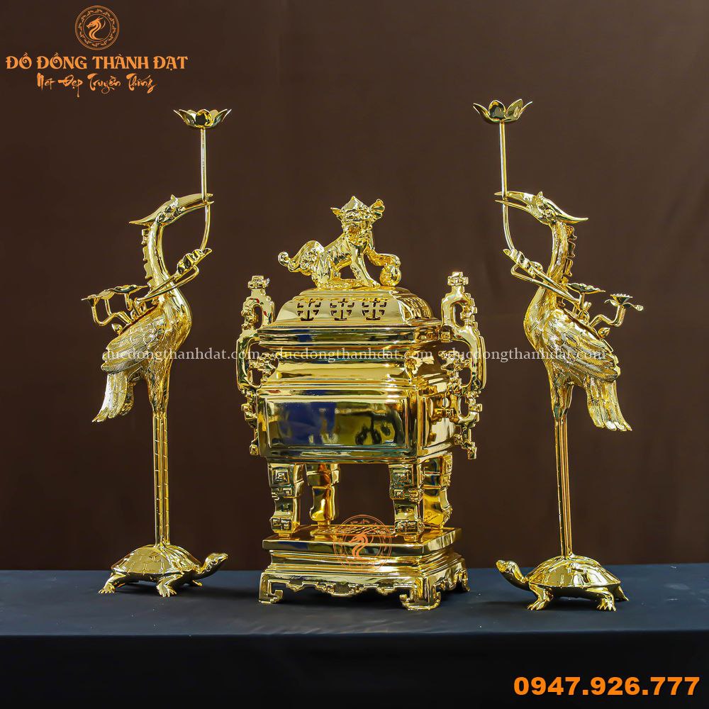 Tam sự đỉnh vuông mạ vàng