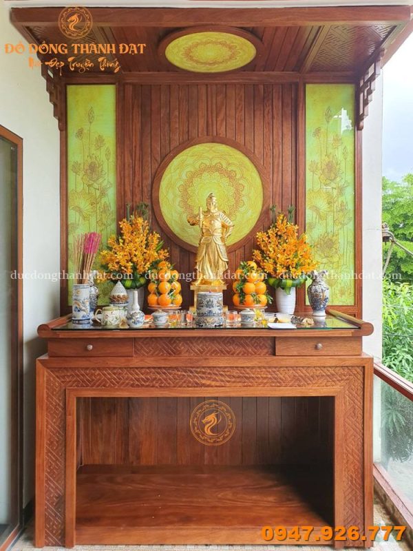 Tượng Trần Hưng Đạo đặt tại phòng thờ