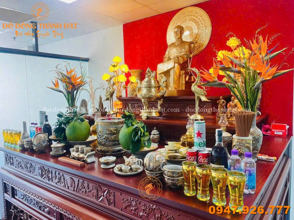 Tượng Bác Hồ bằng đồng đỏ – Biểu tượng linh thiêng trên bàn thờ Việt