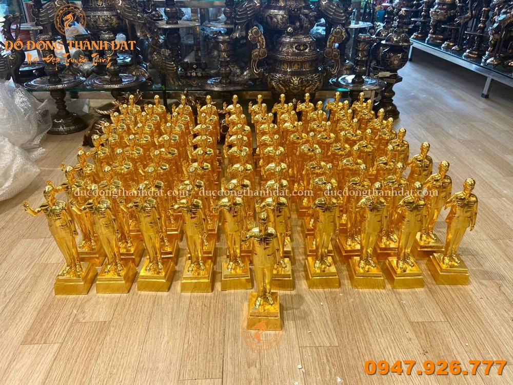 TOP 10 QUÀ TẶNG SẾP NHÂN DỊP CUỐI NĂM – SANG TRỌNG, Ý NGHĨA VÀ ĐẲNG CẤP 2026 16 Feedback Tuong Bac Ho Bang Dong (29)