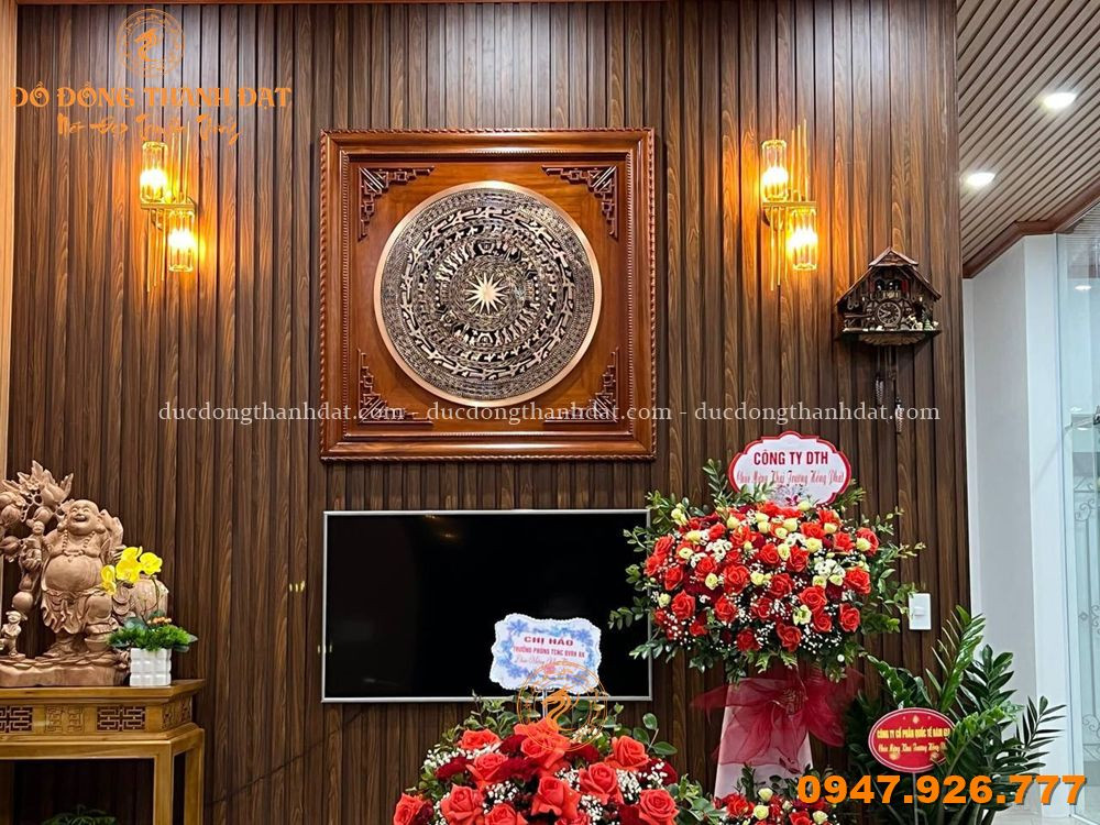 Treo tranh mặt trống đồng đỏ khung gỗ gụ tại phòng khách