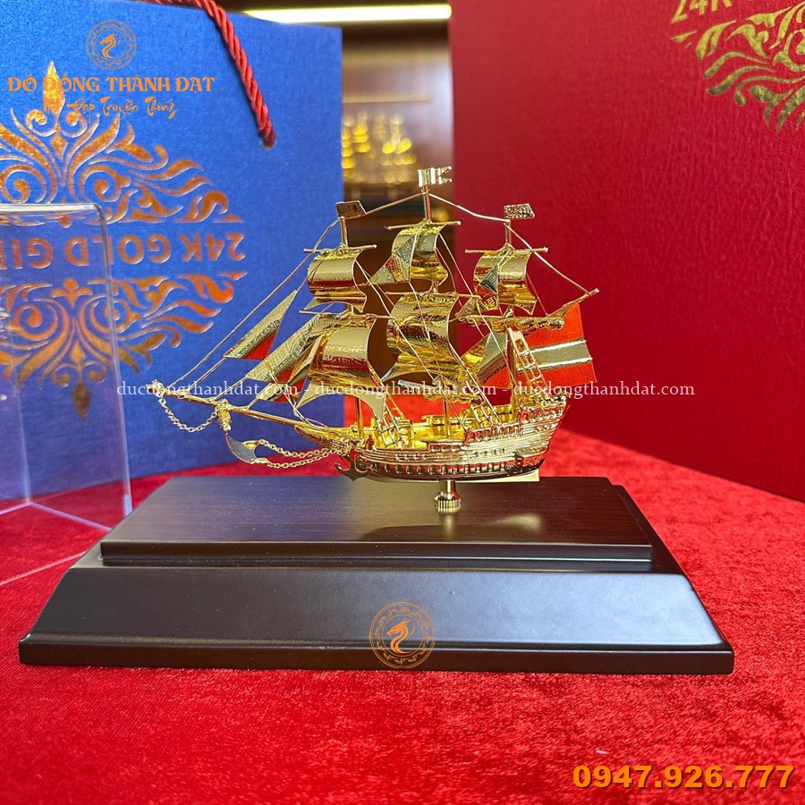 Mô hình thuyền buồm mạ vàng 24k Kt:21x17cm 2 Mo Hinh Thuyen Buom Ma Vang 24k Co Nho (3)