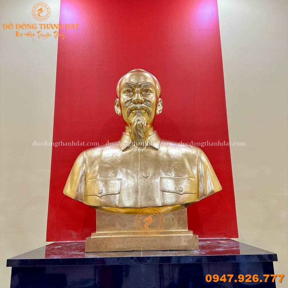 Tượng Bác Hồ bán thân dát vàng 9999 cao 1m5 lắp đặt tại TP. HCM