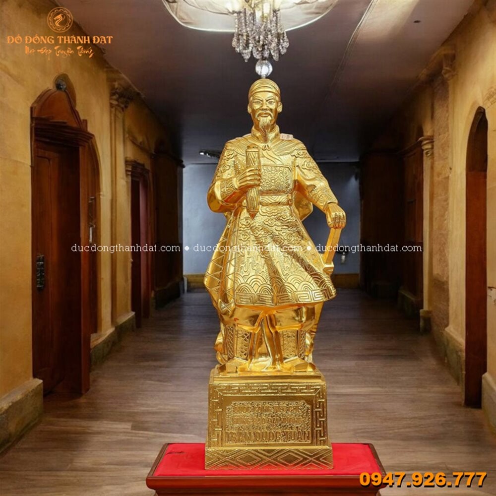 Tượng Trần Hưng Đạo dát vàng 9999 cao 70cm hoa văn nổi