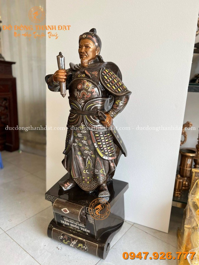 Tượng Trần Hưng Đạo khảm tam khí kỹ cao 1m2 3 Tượng Trần Hưng Đạo khảm tam khí cao 1m2 bệ thuyền tinh xảo.