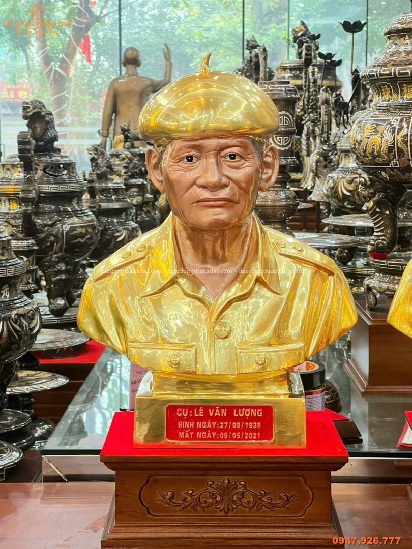 Quy trình đúc tượng truyền thần bằng đồng đỏ.