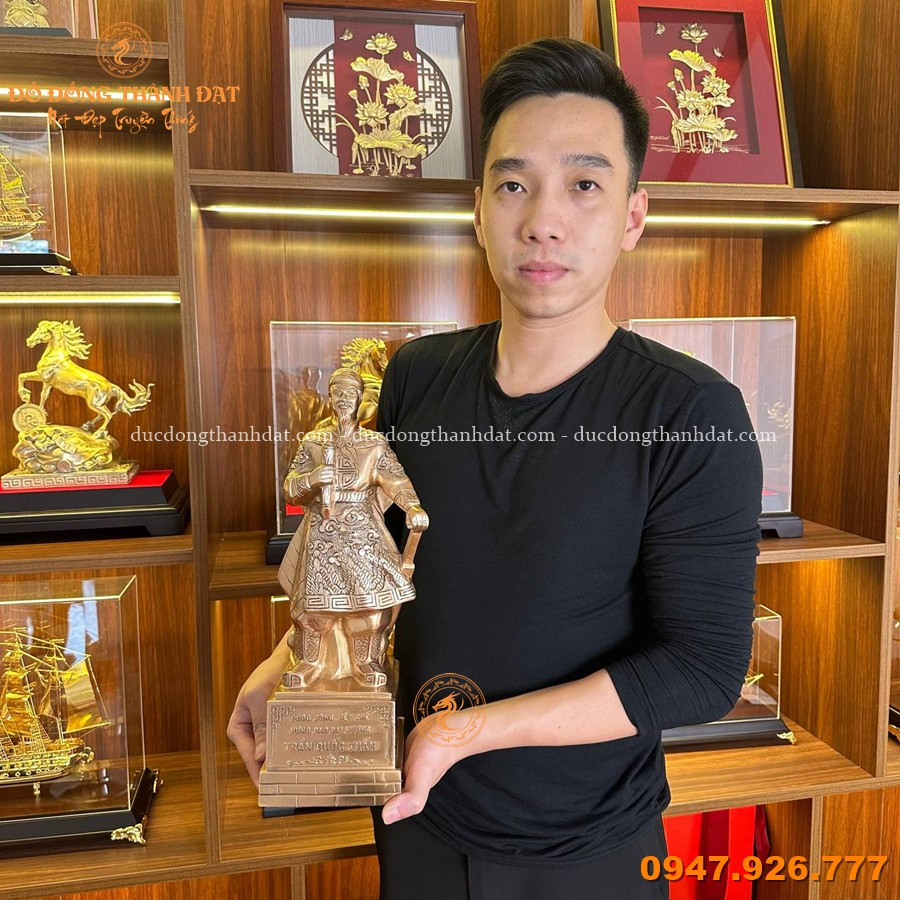 Tượng Đồng Trần Hưng Đạo: Biểu Tượng Của Sự Quy Quyết Và May Mắn 2 Tượng đồng Trần Hưng Đạo