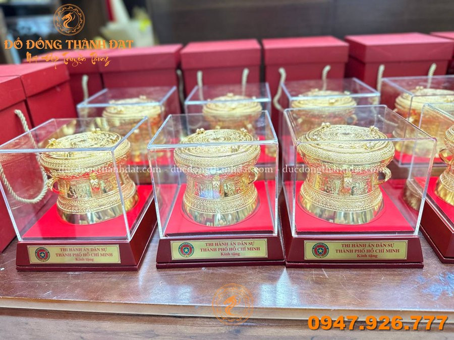 Quả Trống Đồng Mạ Vàng Cao Cấp – Biểu Tượng Văn Hóa & Quà Tặng Sang Trọng 17 trống đồng mạ vàng khắc logo theo yêu cầu