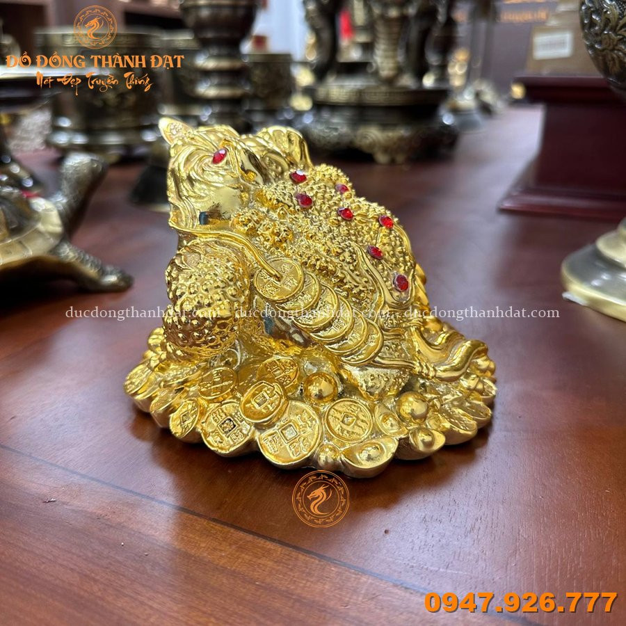 Tượng Cóc Thiềm Thừ Bằng Đồng Mạ Vàng 24K 4 Tuong Coc Ngam Tien Ma Vang (5)
