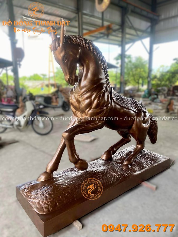 Tượng Ngựa Bằng Đồng Đặt Trên Bàn Làm Việc 14 Tuong Ngua Bang Dong Phong Thuy (14)