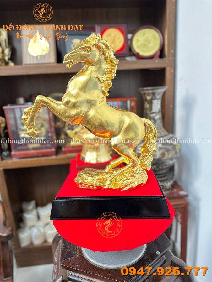 TOP 10 QUÀ TẶNG SẾP NHÂN DỊP CUỐI NĂM – SANG TRỌNG, Ý NGHĨA VÀ ĐẲNG CẤP 2026 14 Tuong Ngua Dat Vang 37cm (2)