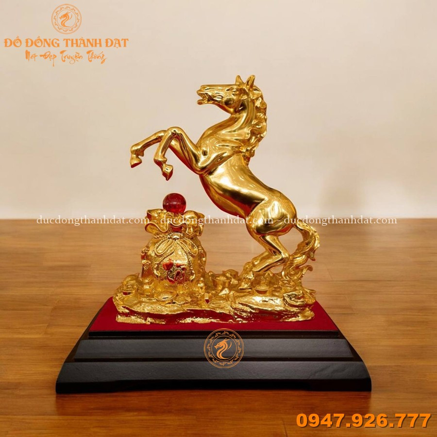 TOP 10 QUÀ TẶNG SẾP NHÂN DỊP CUỐI NĂM – SANG TRỌNG, Ý NGHĨA VÀ ĐẲNG CẤP 2026 13 Tuong Ngua Om Tui Tien Dat Vang 9999 (4)