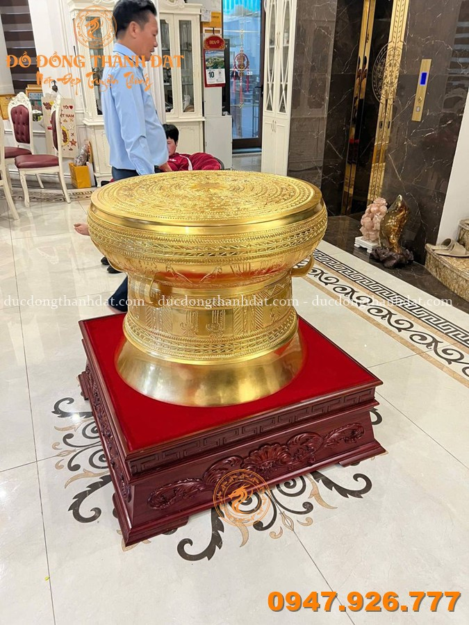 Quả trống đồng đường kính 70cm dát vàng 9999 5 Ban Giao Qua Trong Dat Vang 70cm (1)