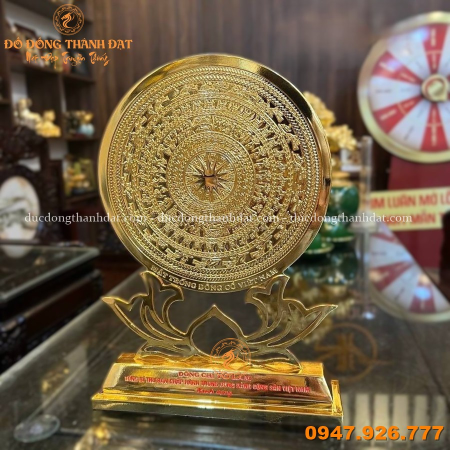 TOP 10 QUÀ TẶNG SẾP NHÂN DỊP CUỐI NĂM – SANG TRỌNG, Ý NGHĨA VÀ ĐẲNG CẤP 2026 3 Mat Trong Dong Hoa Sen 30cm Ma Vang (7)