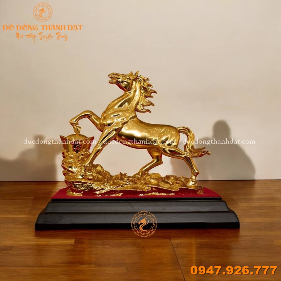 TOP 10 QUÀ TẶNG SẾP NHÂN DỊP CUỐI NĂM – SANG TRỌNG, Ý NGHĨA VÀ ĐẲNG CẤP 2026 12 Ngua Tai Loc Dat Vang 22x28 (3)