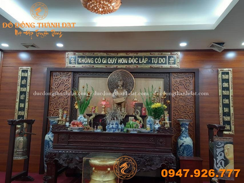 Tổng hợp 30+ mẫu phòng thờ Bác Hồ đẹp – Chuẩn mực, trang nghiêm và giàu ý nghĩa 16 Phong Tho Bac Ho Dep (10)