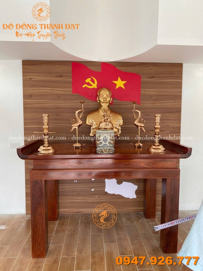 Tổng hợp 30+ mẫu phòng thờ Bác Hồ đẹp – Chuẩn mực, trang nghiêm và giàu ý nghĩa 6 Phong Tho Bac Ho Dep (14)