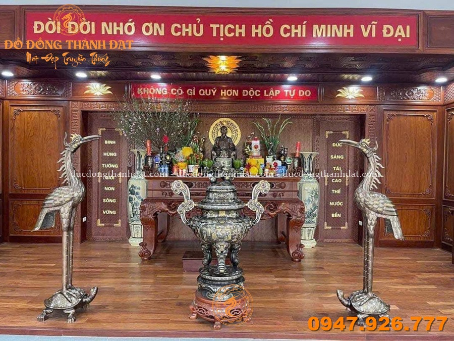 Tổng hợp 30+ mẫu phòng thờ Bác Hồ đẹp – Chuẩn mực, trang nghiêm và giàu ý nghĩa 23 Phong Tho Bac Ho Dep (17)