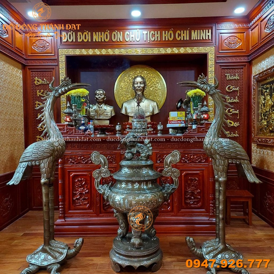 Tổng hợp 30+ mẫu phòng thờ Bác Hồ đẹp – Chuẩn mực, trang nghiêm và giàu ý nghĩa 9 Phong Tho Bac Ho Dep (22)