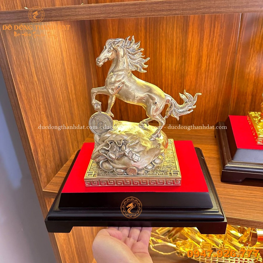 Tượng ngựa bằng đồng làm quà tặng – Món quà phong thủy gửi trọn ý nghĩa thành công, thăng tiến và bền vững 8 Tuong Ngua Phong Thuy Dung Bi Tien (1)
