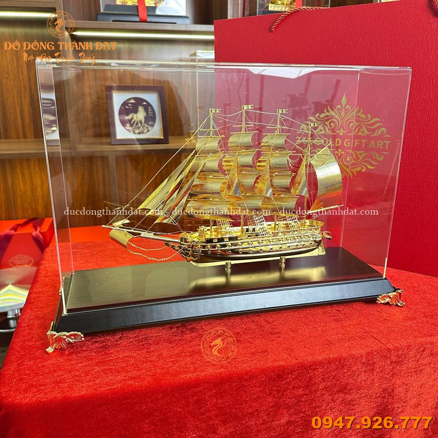 Tổng Hợp Các Mẫu Thuyền Buồm Mạ Vàng Để Bàn Làm Việc Đẹp 2026 3 thuyen-buom-ma-vang-24k-50cm-trung-bay-phong-khach