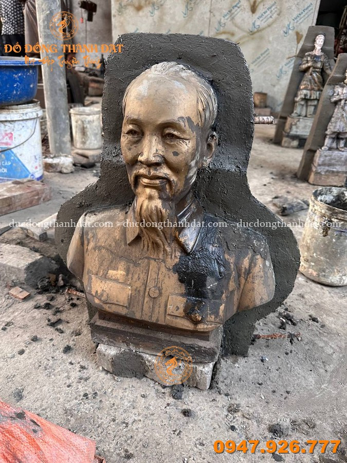 Tượng Đồng Bác Hồ Ngồi Ghế Mây Dát Vàng 9999 Cao 42Cm 5 Dap Khuan Tuong Bac Ho Ban Than