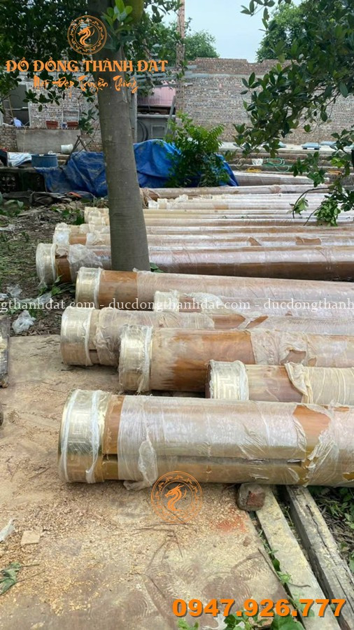 Thi công lắp đặt ốp chân cột bằng đồng – Giữ vững nền móng cho công trình nhà thờ họ 1 Duc Chan Cot Bang Dong (27)