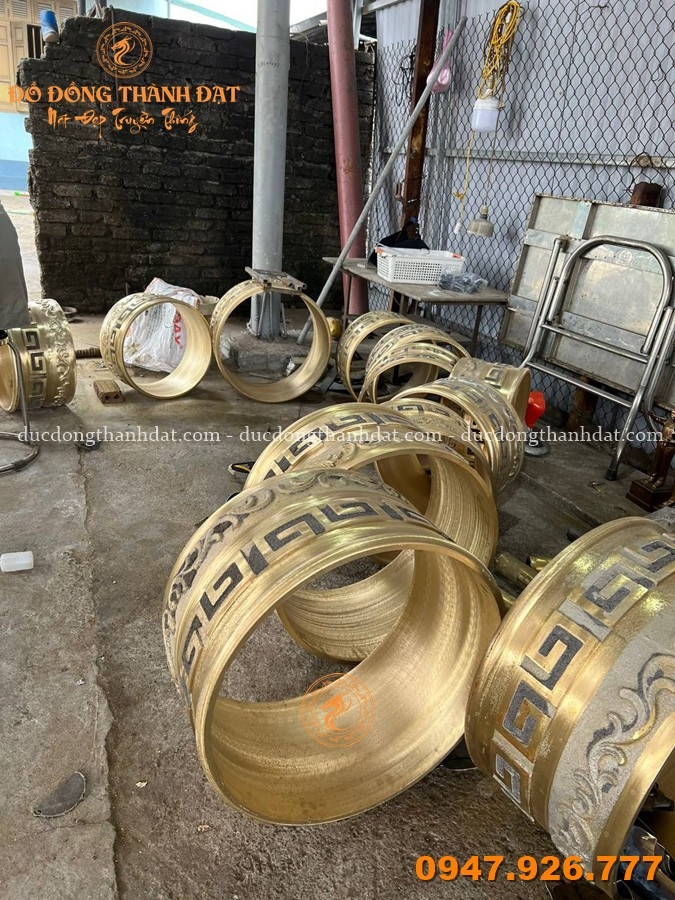 Thi công lắp đặt ốp chân cột bằng đồng – Giữ vững nền móng cho công trình nhà thờ họ 2 Duc Chan Cot Bang Dong (29)