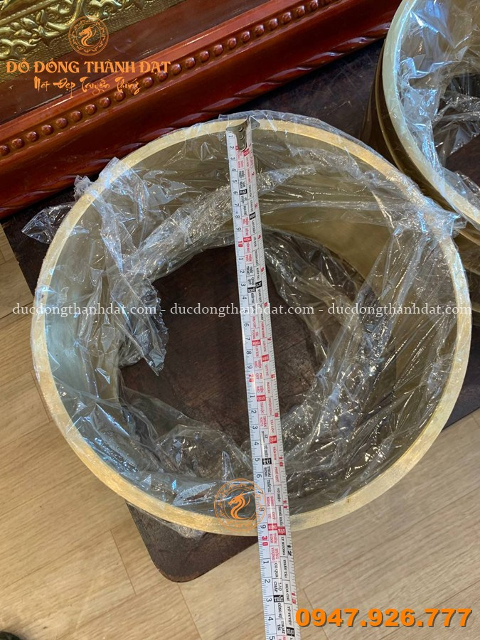 Ốp chân cột bằng đồng – Giải pháp bền vững cho công trình kiến trúc truyền thống 6 Duc Chan Cot Bang Dong (31)