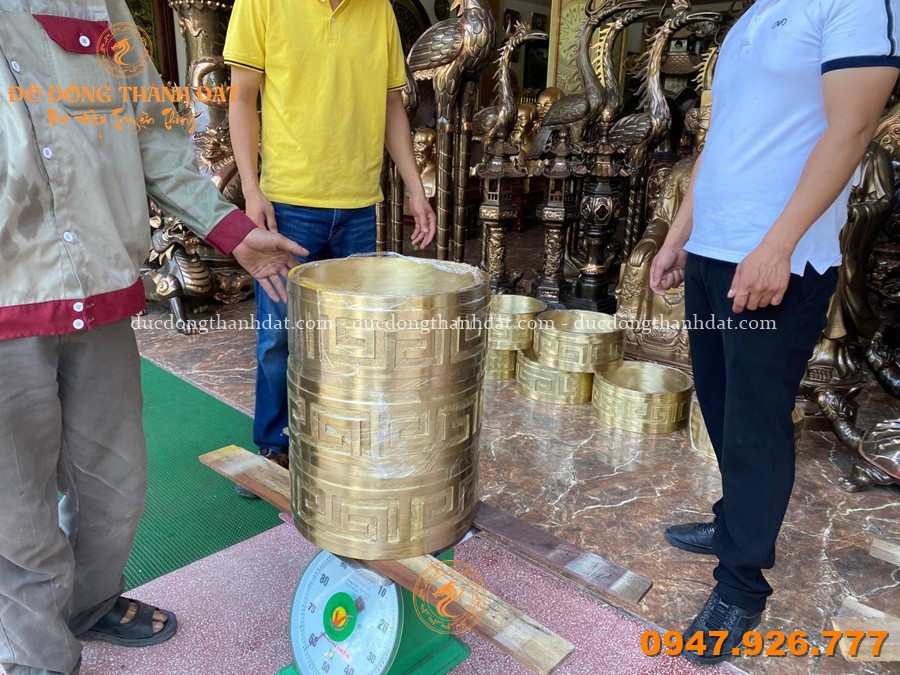 Thi công lắp đặt ốp chân cột bằng đồng – Giữ vững nền móng cho công trình nhà thờ họ 3 Duc Chan Cot Bang Dong (36)