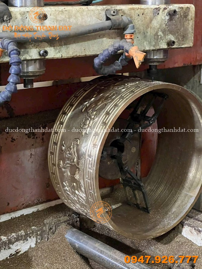 Ốp chân cột bằng đồng – Giải pháp bền vững cho công trình kiến trúc truyền thống 2 Duc Chan Cot Bang Dong (52)