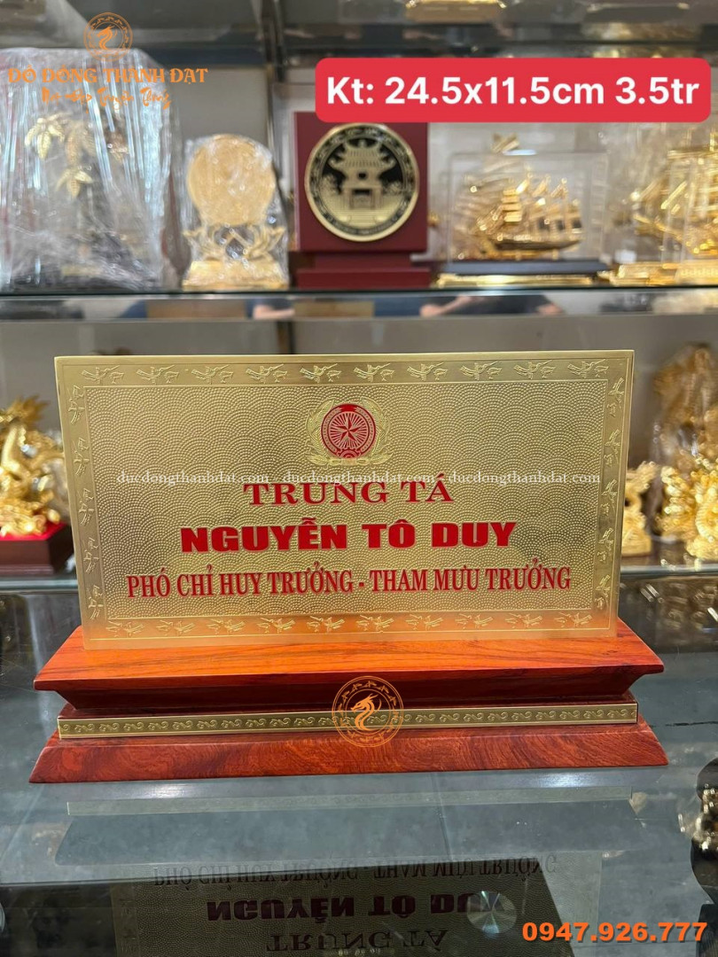 Thiết Kế Biển Hiệu Chức Danh Bằng Đồng Theo Yêu Cầu – Khẳng Định Vị Thế & Đẳng Cấp 5 Biển chức danh Chỉ huy trưởng mạ vàng