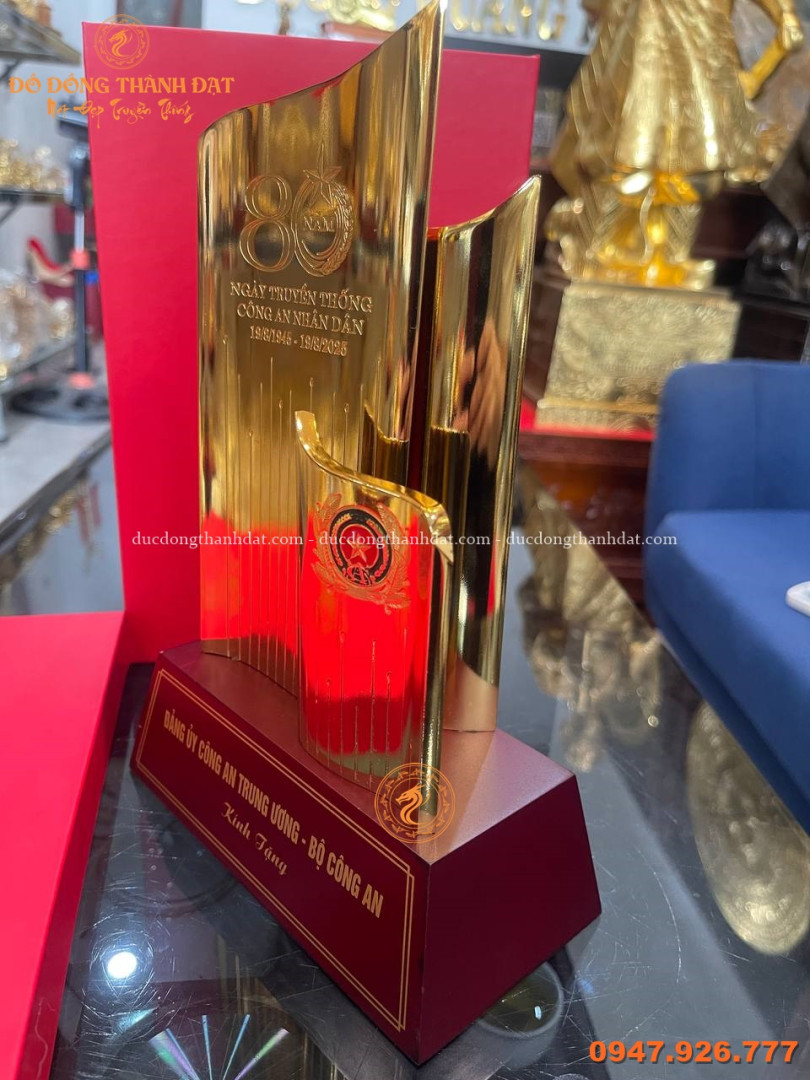 Nhận đặt quà tặng bằng đồng theo yêu cầu: Biểu trưng quốc huy, bảng vinh danh, kỷ niệm chương, quà tặng mạ vàng 24k 5 Photo 13 2026 02 13 16 23 04