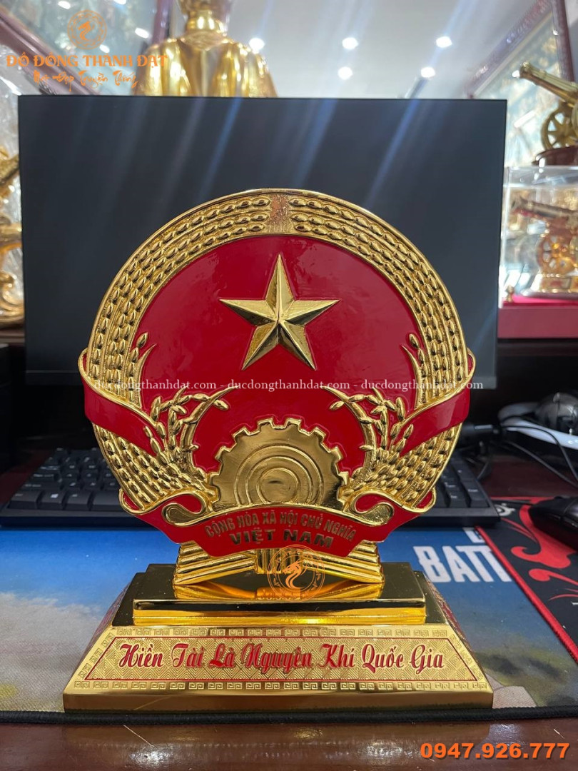 Nhận đặt quà tặng bằng đồng theo yêu cầu: Biểu trưng quốc huy, bảng vinh danh, kỷ niệm chương, quà tặng mạ vàng 24k 1 Quốc huy Việt Nam mạ vàng 24k
