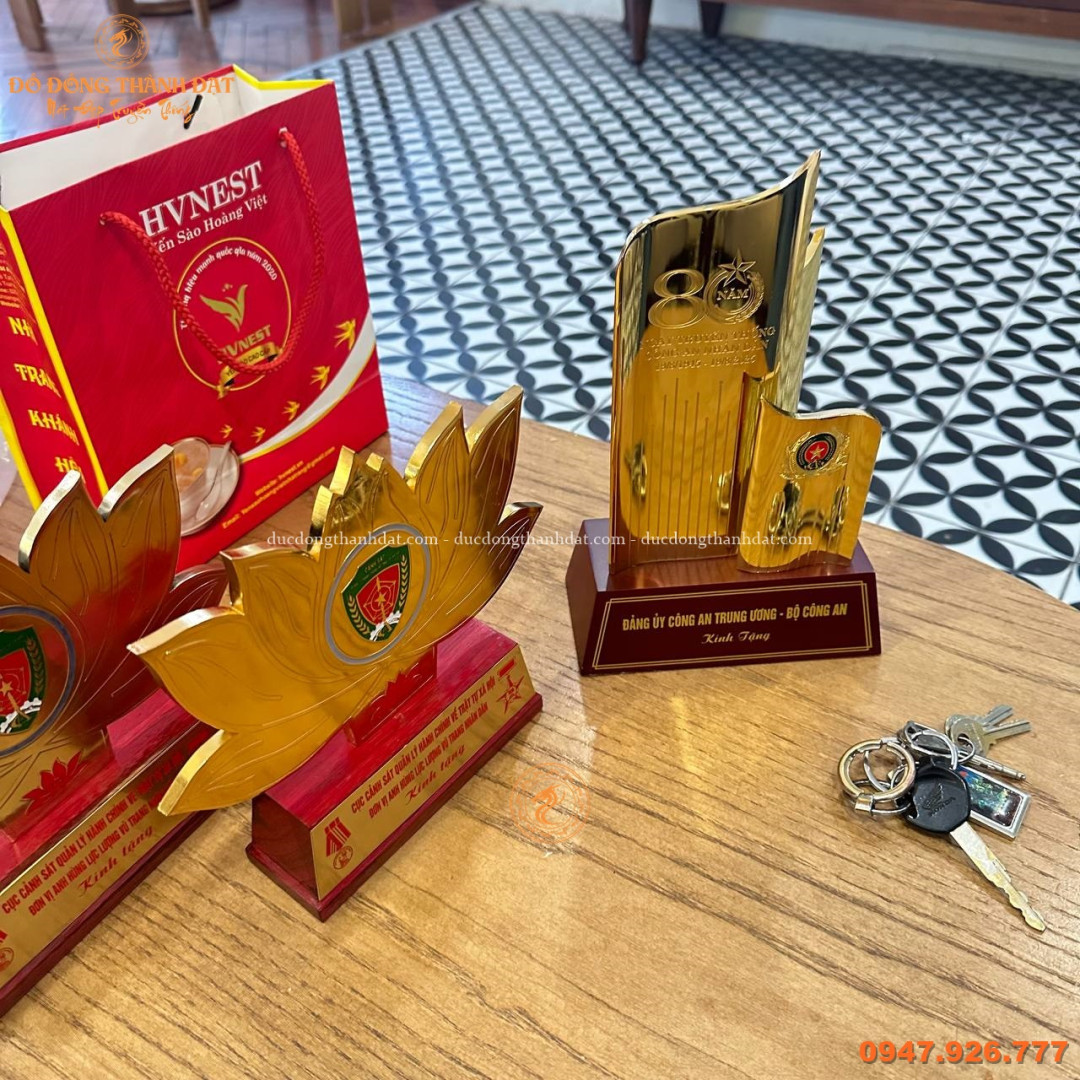 Nhận đặt quà tặng bằng đồng theo yêu cầu: Biểu trưng quốc huy, bảng vinh danh, kỷ niệm chương, quà tặng mạ vàng 24k 10 Photo 40 2026 02 13 16 23 04
