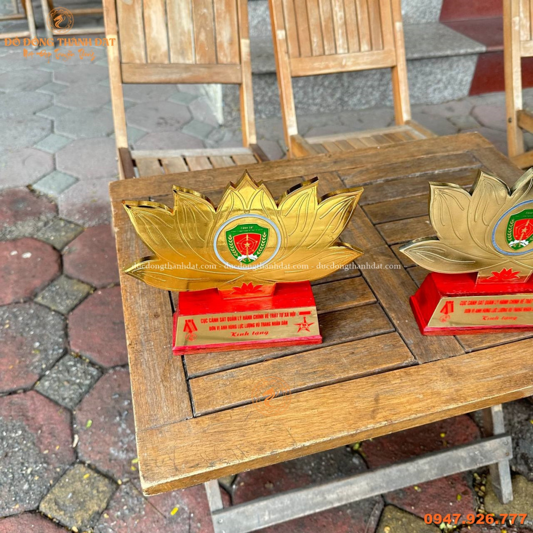 Nhận đặt quà tặng bằng đồng theo yêu cầu: Biểu trưng quốc huy, bảng vinh danh, kỷ niệm chương, quà tặng mạ vàng 24k 13 Photo 44 2026 02 13 16 23 04