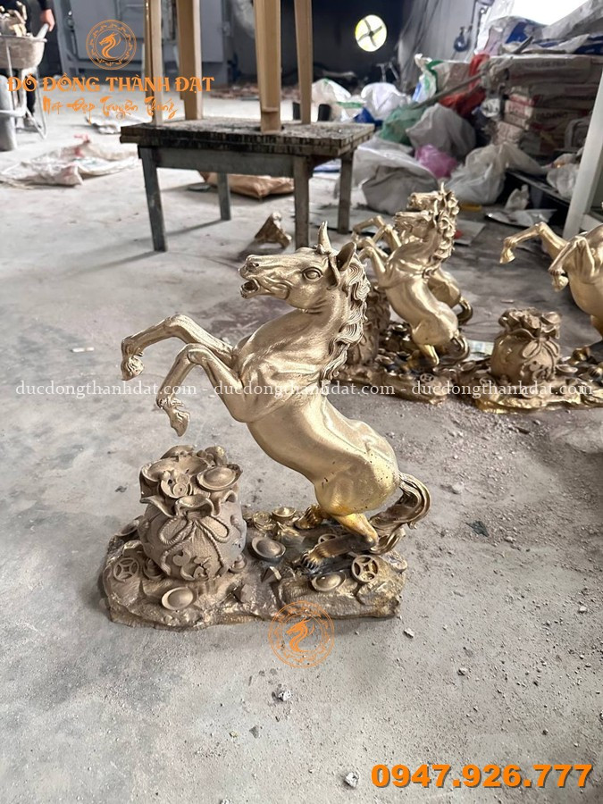 Vì sao tượng ngựa mạ vàng là quà tặng khai trương được ưa chuộng nhất hiện nay? 16 San Xuat Tuong Ngua Tai Loc Phong Thuy (2)