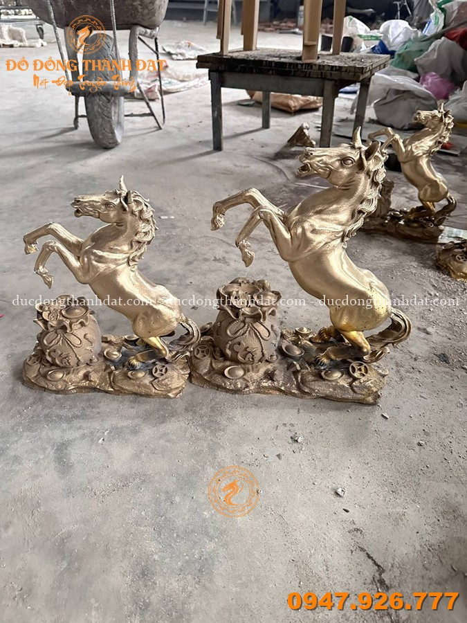 Tượng Ngựa Bằng Đồng Đúc Thủ Công – Biểu Tượng Thành Công Và Tài Lộc Trong Phong Thủy 19 San Xuat Tuong Ngua Tai Loc Phong Thuy (4)