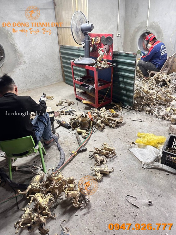 Vì sao tượng ngựa mạ vàng là quà tặng khai trương được ưa chuộng nhất hiện nay? 15 San Xuat Tuong Ngua Tai Loc Phong Thuy (7)