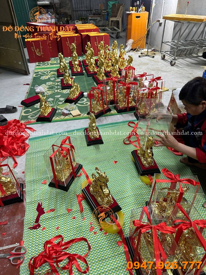 Vì sao tượng ngựa mạ vàng là quà tặng khai trương được ưa chuộng nhất hiện nay? 17 San Xuat Tuong Ngua Tai Loc Phong Thuy (9)