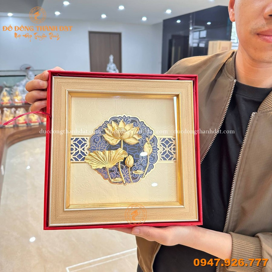 Gợi Ý 10 Món Quà Tặng Khai Trương Mang Lại Tài Lộc, May Mắn Cho Gia Chủ 28 Tranh Hoa Sen Ma Vang 20cm (4)