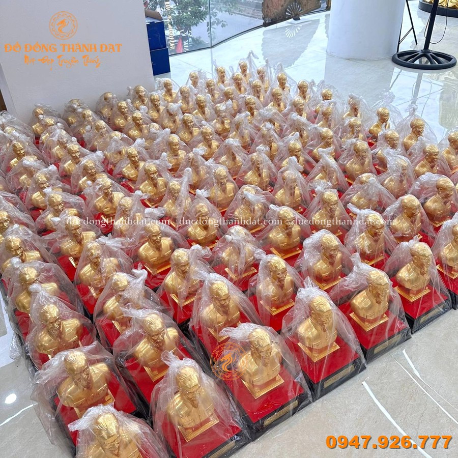 Tượng Bác Hồ Bán Thân Cao 23cm Dát Vàng 24K Để Bàn Làm Việc – Giá Trị Tinh Thần & Đẳng Cấp Không Gian 5 Tuong Bac Ho Ban Than 23cm Dat Vang (2)