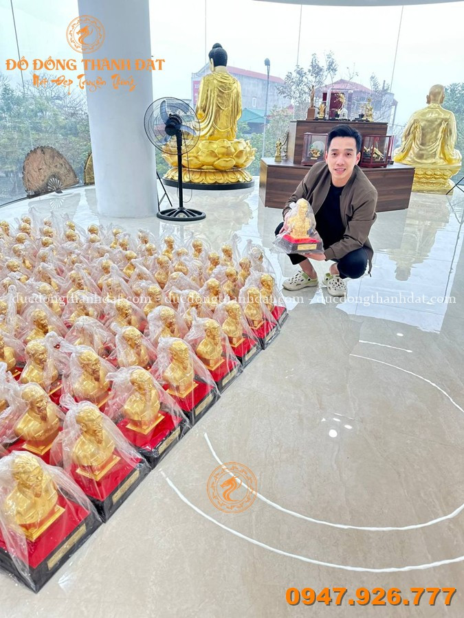 Tượng Bác Hồ Để Bàn Làm Việc – Biểu Tượng Tinh Thần, Đẳng Cấp Không Gian 9 Tuong Bac Ho Ban Than 23cm Dat Vang (4)