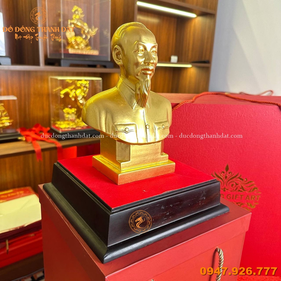 Hoàn Thiện Và Bàn Giao Tượng Bác Hồ Bán Thân Cao 23cm Cho Quý Cơ Quan Tại Nghệ An 4 Tuong Bac Ho Ban Than Dat Vang 9999 Cao 23cm (2)