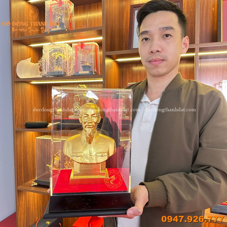 Tượng Bác Hồ Để Bàn Làm Việc – Biểu Tượng Tinh Thần, Đẳng Cấp Không Gian 1 Tuong Bac Ho Ban Than Dat Vang 9999 Cao 23cm (6)