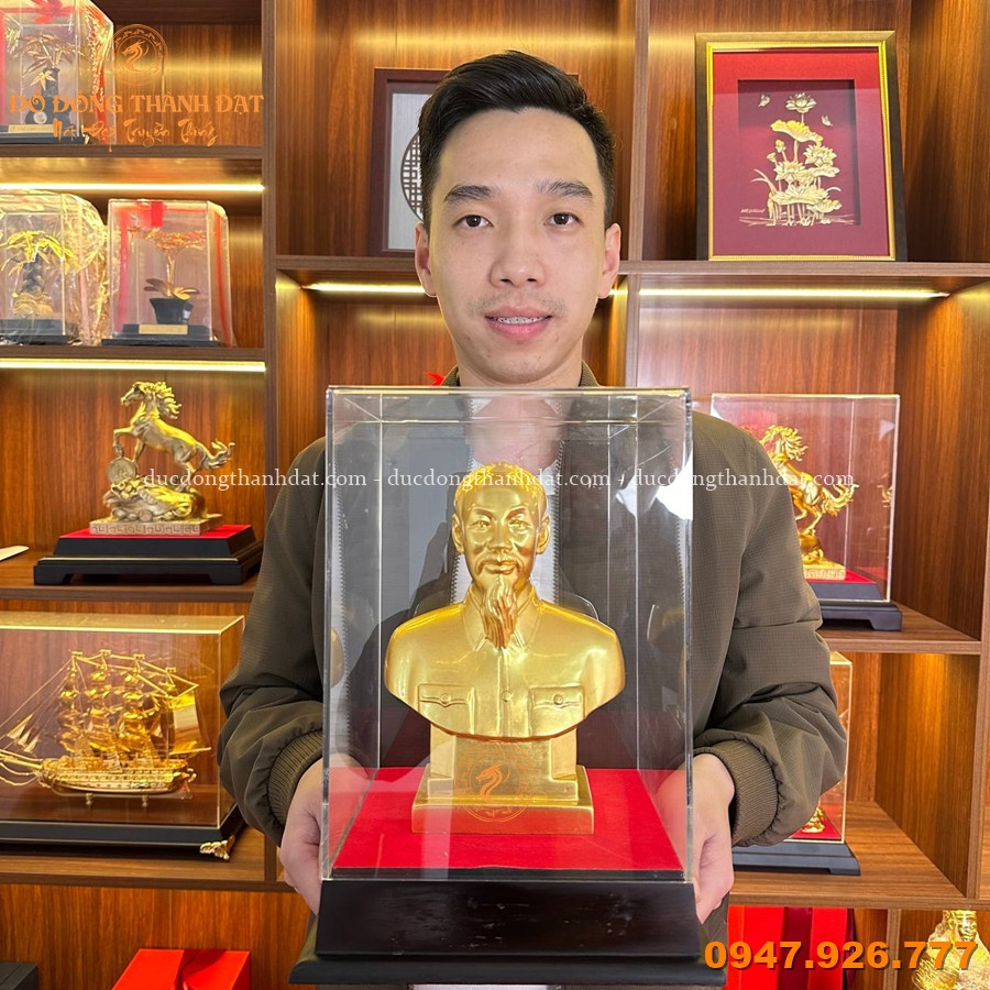 Hoàn Thiện Và Bàn Giao Tượng Bác Hồ Bán Thân Cao 23cm Cho Quý Cơ Quan Tại Nghệ An 3 Tuong Bac Ho Ban Than Dat Vang 9999 Cao 23cm (7)