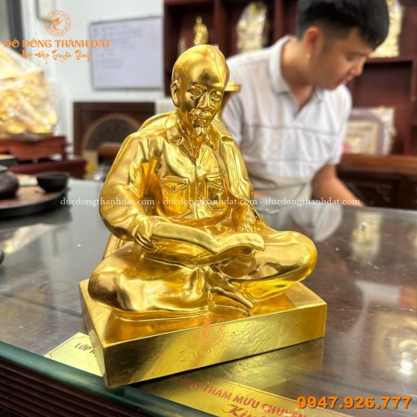 Tuong Dong Bac Ho Ngoi Doc Sach Dat Vang (2)