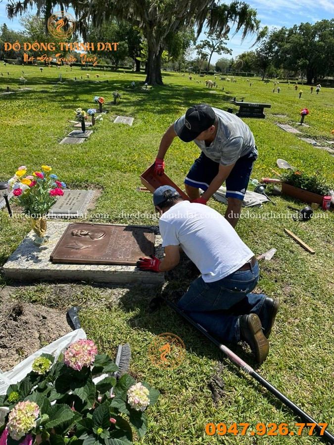 Nhận Đúc Tượng Đồng Theo Yêu Cầu – Tạo Tác Phẩm Mang Giá Trị 26 Duc Bia Mo Bang Dong Theo Yeu Cau (1)